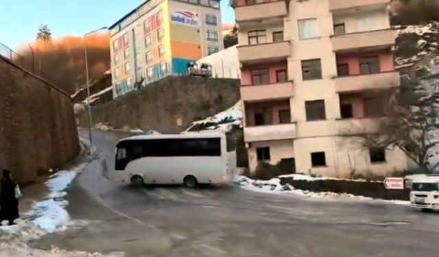 Trabzon'da buz pistine dönen yolda sürücülerin zor anları kamerada