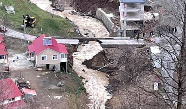 Trabzon'da heyelanla köprü çöktü