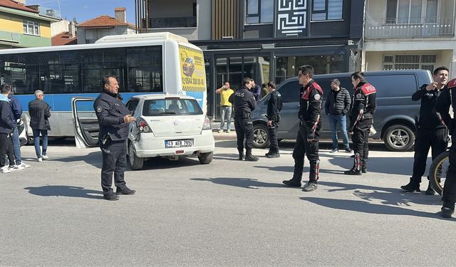 2042'ye kadar ehliyetine el konulan sürücü, otomobiliyle park halindeki halk otobüsüne çarptı