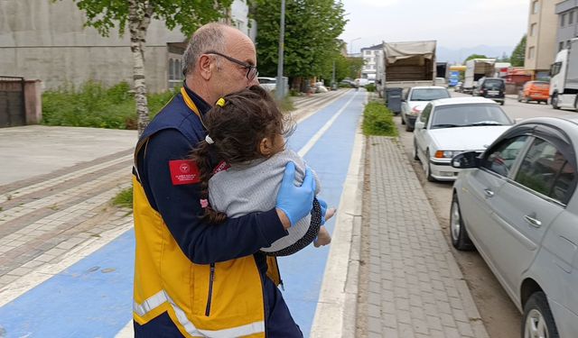 4 metreden moloz çuvallarının üzerine düşen Ayşe, yaralandı
