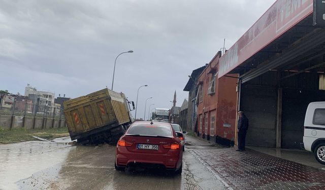 Adana'da sağanak sele neden oldu