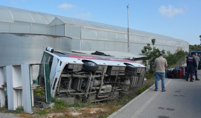 Antalya'da tur midibüsü devrildi; 18'i turist 19 yaralı
