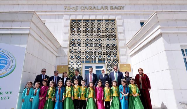 Bakan Tekin, Türkmenistan'da anaokulunu ziyaret etti