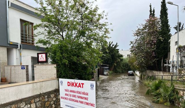 Bodrum’da sağanak etkili oldu; sel suları nedeniyle denizin rengi kahverengine döndü