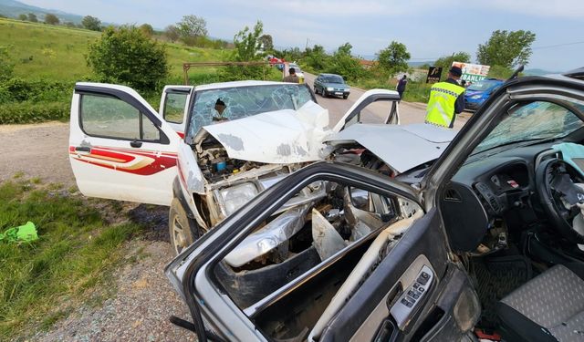 Bursa'da 2 kamyonetin kafa kafaya çarpışması kamerada; 1 ölü, 3 yaralı