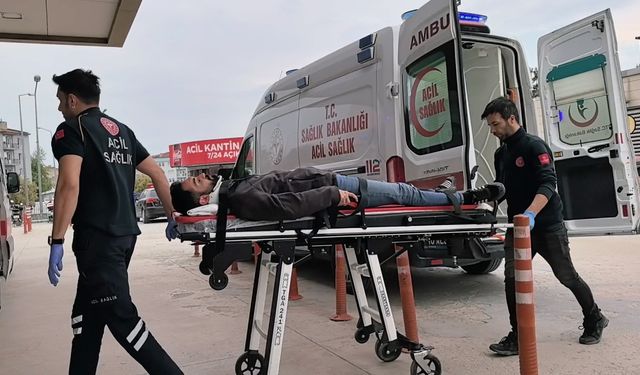 Bursa'da çarpışan 2 otomobilden 1'i, park halindeki 5 motosiklet ile hafif ticari araca çarptı; 4 yaralı