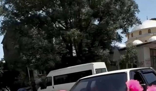 Çiftçinin gelin arabasında 'Masülü tolu vurdu, beni gözlerin' yazısı