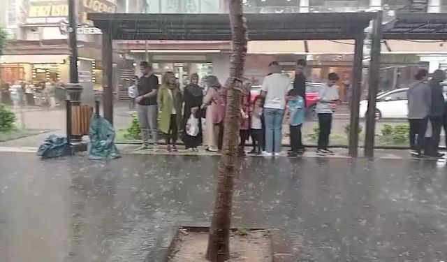 Diyarbakır'da dolu ve sağanak etkili oldu