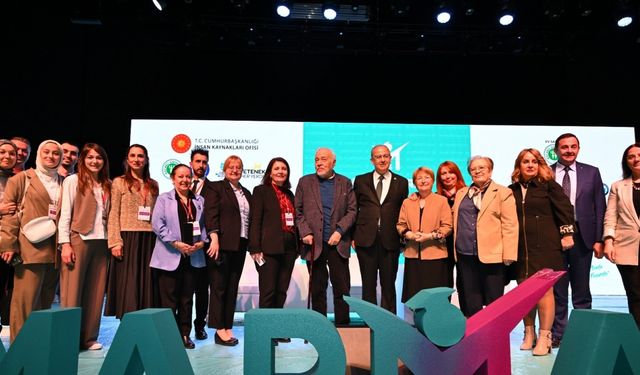 İlber Ortaylı’dan öğrencilere: Hiçbir zaman kaçak yolla bir yere girmeyi, partilere ve tarikatlara güvenerek bir yerlere sızmayı denemeyin/Ek Fotoğraflar