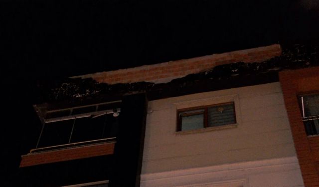 İstanbul - Küçükçekmece’de şiddetli rüzgar nedeniyle bir binanın dış cephesi koptu