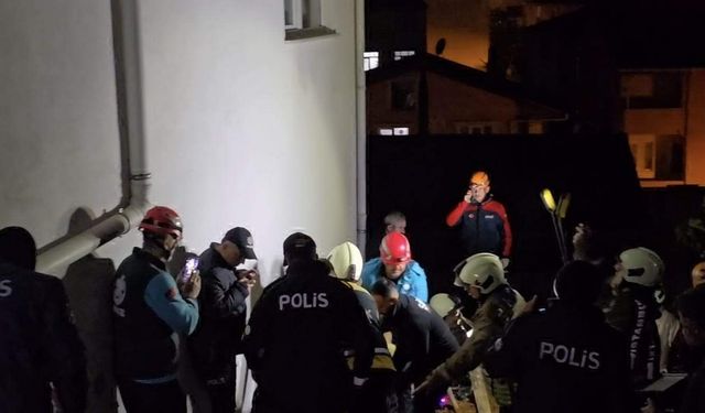 İstanbul - Sultanbeyli'de boru tamir eden kişi göçük altında kalarak yaralandı