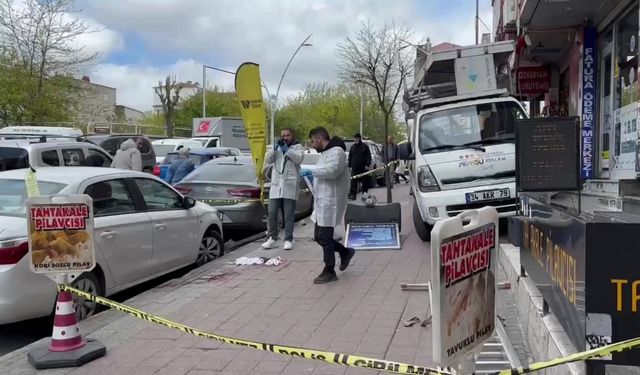 İstanbul - Sultangazi’de tabela takmak için çıktığı aracın üzerinden düşen kişi hayatını kaybetti