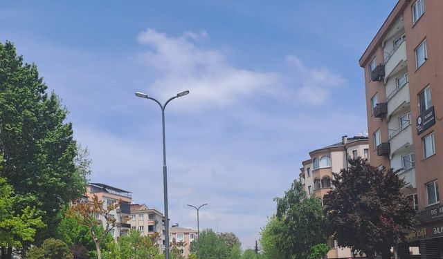 Kamyonet otomobile çarptı; 3 yaralı