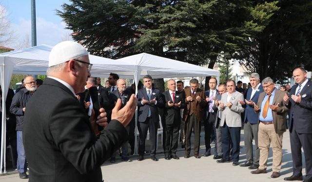 Kartalkaya'ki yangın faciasında ölen doktorun anma töreninde gözyaşlarına boğuldular