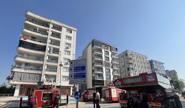 Manisa'da 7 katlı binada yangın; 6 kişi dumandan etkilendi