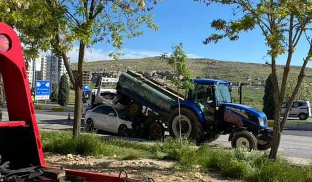 Otomobilin su tankerinin altına girdiği kazaya dair görüntüler ortaya çıktı