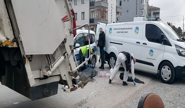 Sakarya'da çöp kamyonunun altında kalan yaya öldü; kaza anı kamerada / Ek fotoğraf