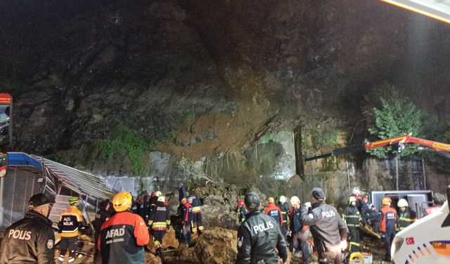 Samsun'da heyelan; 4 kişilik ailenin bulunduğu araç kaya parçalarının altında kaldı