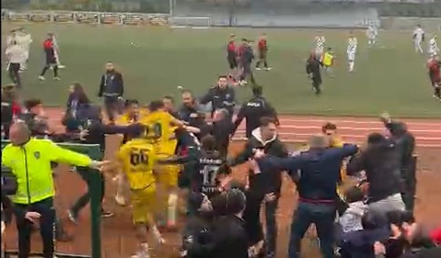 Samsun'da Süper Amatör Lig maçında ortalık karıştı: Futbolcular birbirine girdi