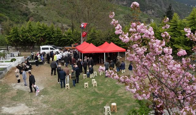 Sevenleri, Volkan Konak'ın mezarına akın etti