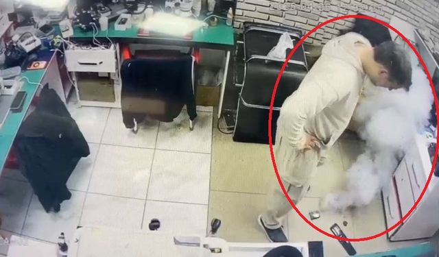Tamire getirilen telefonun bataryasının patlama anı kamerada