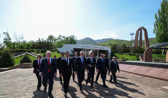 TBMM Başkanı Kurtulmuş, Ata-Beyit Ulusal Tarih ve Anıt Kompleksi’ni ziyaret etti