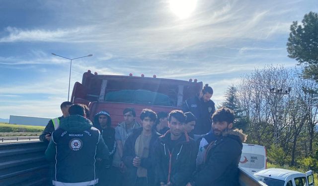 TIR'ın dorsesinde 10 kaçak göçmen yakalandı; 2 gözaltı