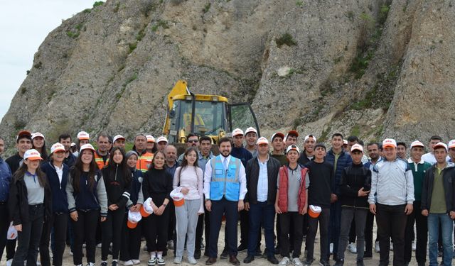 Van Gölü sahilinde çevre temizliği; 3 kamyon dolusu çöp çıktı