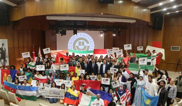 Yabancı öğrencilerden yöresel kıyafetlerle karnaval havasında bahar şenliği