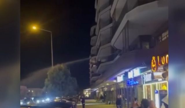 Yüksek sesle müzik açan sürücülerin araçlarına balkondan hortumla su sıktı