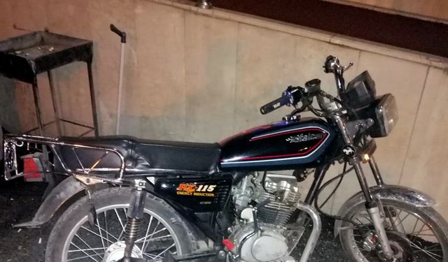 Yüzlerini şapkayla gizleyip husumetlisinin evini kurşunladılar, 5 kilometrelik takiple yakalandılar