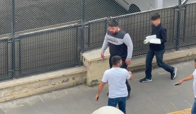 Adliye önünde sopalı, tekmeli ve yumruklu kavga kamerada