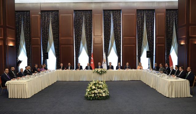 AK Parti'den yeni anayasa çalıştayı