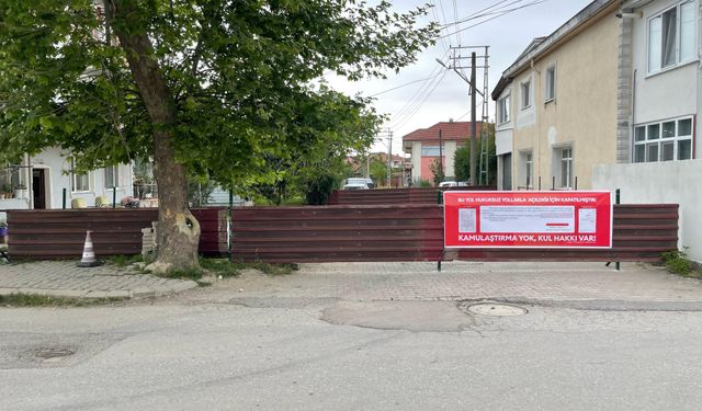 Arsa sahipleri, 25 yıl önce kamulaştırma yapılmadığını öne sürüp yolu kapattı