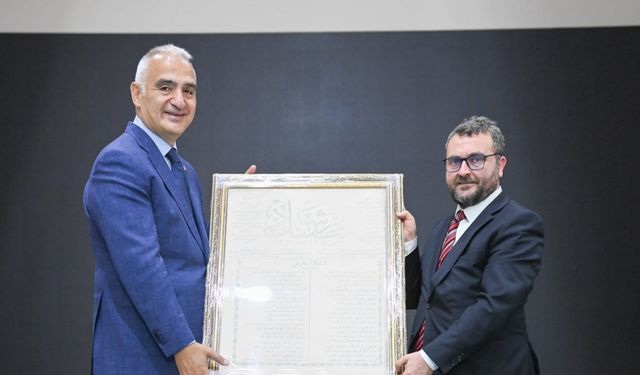 Bakan Ersoy: Sezai Karakoç'un hayatında bir hazine saklıdır