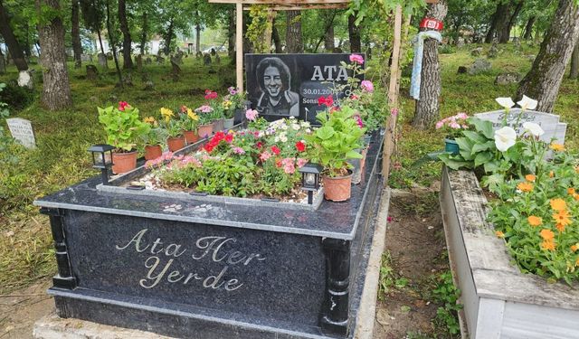 Balıkesir'de bir yıl önce bıcaklanarak öldürülen kurye, mezarı başında anıldı; Törene Mattia Ahmet Minguzzi’nin annesi de katıldı