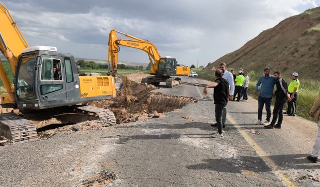 Batman'da çalışma sırasında yol çöktü