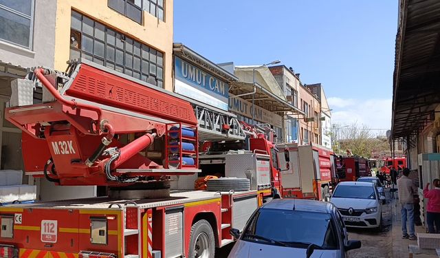 Bursa'da, mobilya imalathanesinin çatı katında yangın