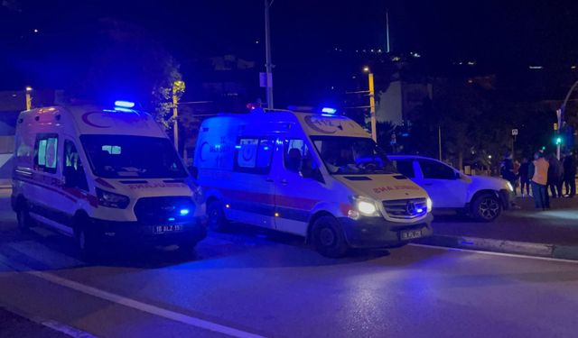 Bursa'da sürücüsünün kırmızı ışık ihlali yaptığı otomobil, taksiye çarptı: 7 yaralı