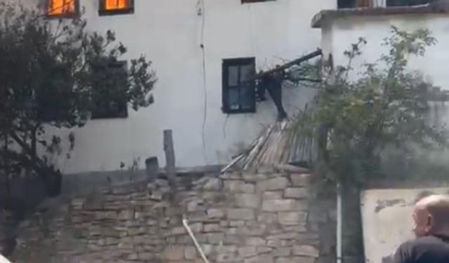 Cami ve 2 ev yandı