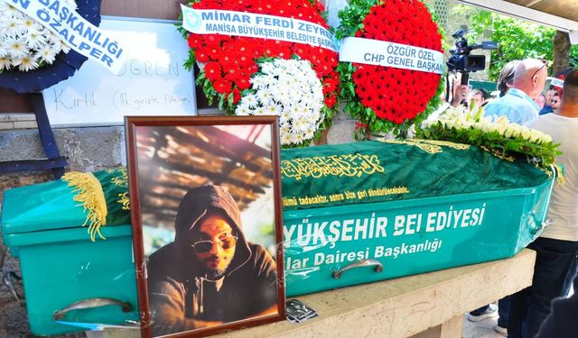 CHP lideri Özgür Özel, cenazeye katıldı