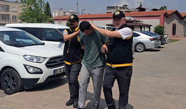 Davetli gibi gittiği 2 düğünde gelin ve damada su ikram etti; takı töreninde paraları çaldı