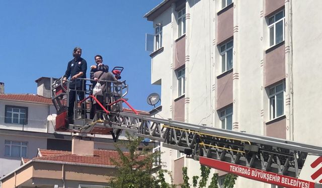 Depo yangınında binada mahsur kalanlar, itfaiyenin merdivenli araçlarıyla kurtarıldı