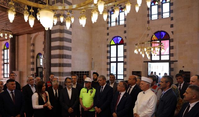 Depremde hasar alan Kurtuluş Camii ibadete açıldı