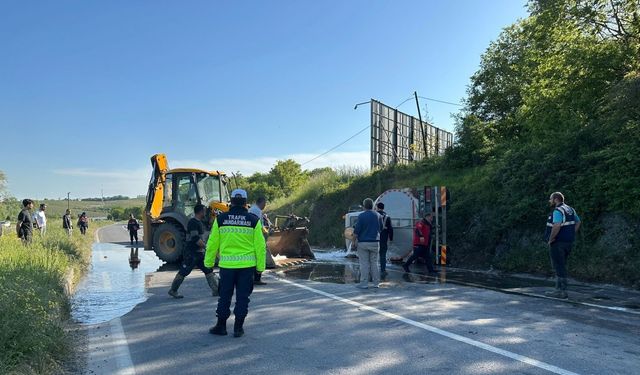 Devrilen tankerin altında kalan sürücü hayatını kaybetti