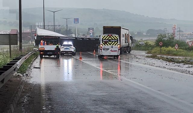 Devrilen TIR'ın dorsesinde yüklü içki kutuları yola saçıldı