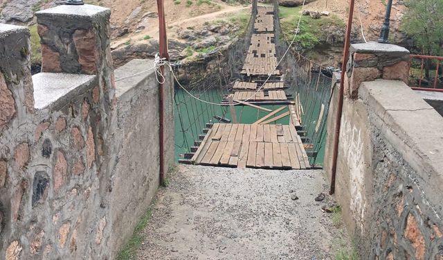 Diyarbakır ve Batman'da fırtına; çatı ve ağaçlar, araçların üzerine devrildi (4)