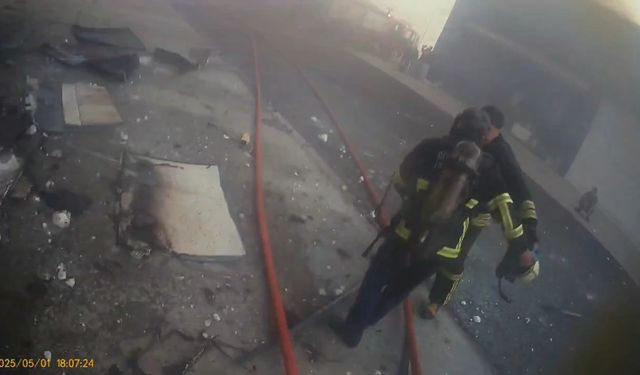 Diyarbakır'da, oto sanayi sitesindeki bir iş yerinde patlama sonrası yangın; olay anı kamerada (3)