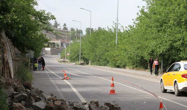 Diyarbakır’da yol kenarındaki istinat duvarında kısmi çökme