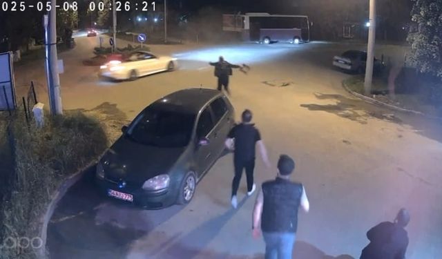 Drift yapan sürücünün otomobiline tabure fırlattı